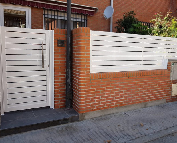 Puerta peatonal y valla de aluminio soldado en Illescas (Toledo)